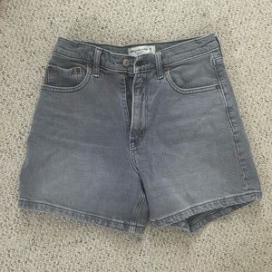 Abercrombie & Fitch - "The Dad Short- High Rise" Size 2